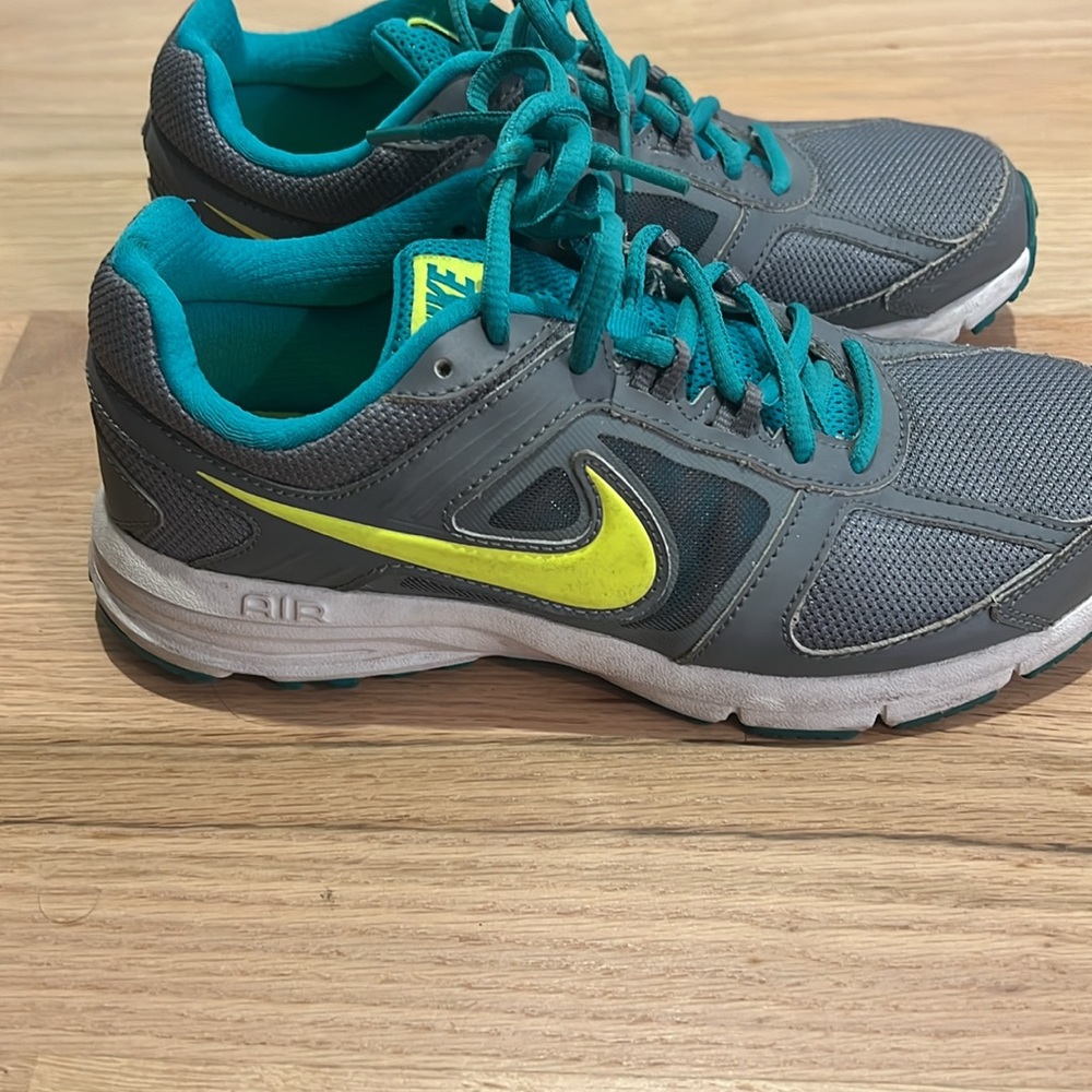 Nike - Picture 2 of 5